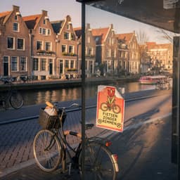 Cover art for De sticker bij de bushalte