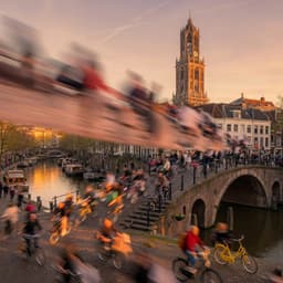 Cover art for Duizenden mensen lopen in Utrecht
